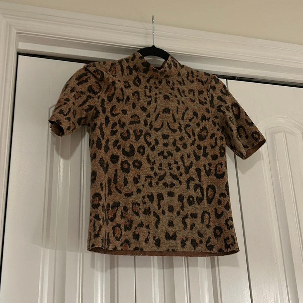 Leopard soft tee mock neck. XS. bershka
